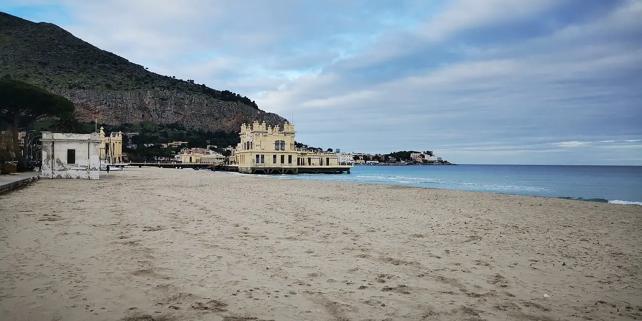 La spiaggia di Mondello: come arrivare, dove parcheggiare, tutte le info