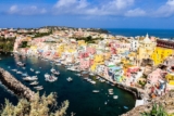 Dove alloggiare a Procida: guida pratica (e innamorata) ai quartieri e alle strutture migliori